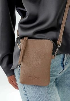 Suri Frey Debby - Telefoonhoesje - Darktaupe 12 Suri Frey Debby - Telefoonhoesje - Darktaupe -Suri Frey 2e80fde48918461caa24ee7532db6e77