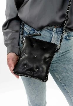 Suri Frey -Suri Frey 40b587ee321445c1947942757cae2b49